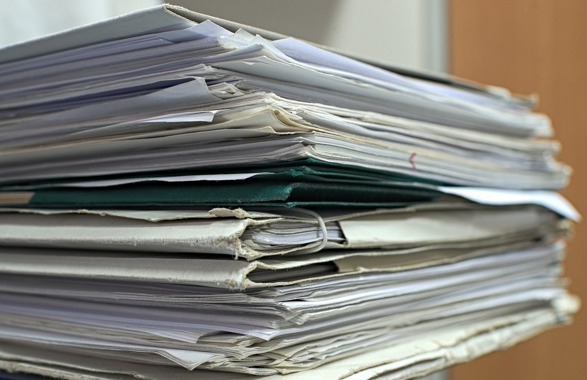 Stos teczek z papierowymi dokumentami